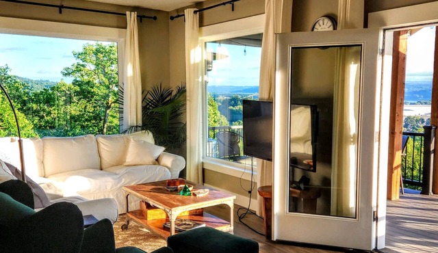 Panoramic River Views - Nature Framed at Every Window in Kelso