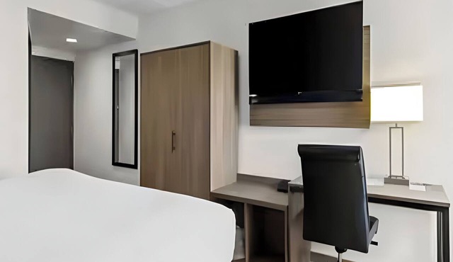 Peaceful Getaway Room w/Complimentary Breakfast - Local Highlights in Cranberry Township
