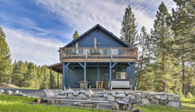 'Peaceful Pines' - Cascade Cabin w/Hot Tub! in Cascade