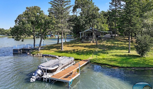 Peninsula Paradise 230' Lakefront, 2 Piers, Fire Pit, Kayaks, Panoramic Views in Whitewater
