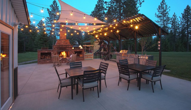 Perfect for corporate retreats, family reunions. Near Silverwood. Sleeps 38! in Athol