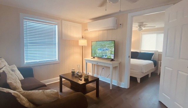 Pet Friendly, Fully Fenced Cozy Cottage by the Beach in Naples