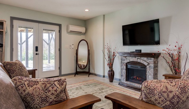 Pets welcomed, fully fenced in yard. Beautiful 1BR suite w full kitchen, WI-FI