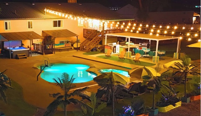 Pickleball, Pool, Arcade, Hot Tub! Sleeps 25, 12pm check in/out, no cleaning fee in Post Falls