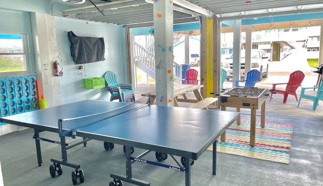 POOL! Elevator! WALK to BEACH! Game Room!Boat Parking, heated pool access in Port Aransas