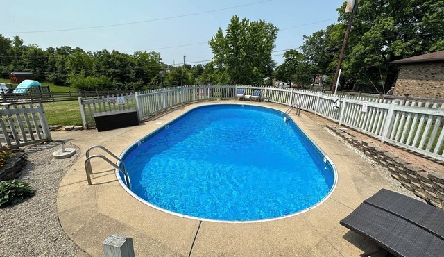 POOL house with FENCED Yard for Pets, by the ARK Encounter, Airport, Cincinnati in Independence
