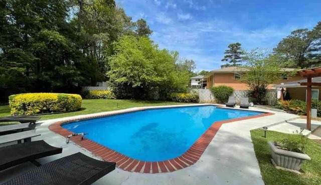 Pool retreat near Atlanta, sleeps 14