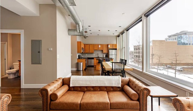 Premium Downtown Indy 1BR Walk to Dining Nightlife and Sports in Indianapolis