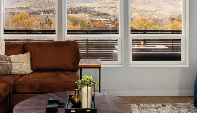 Private game room, fire pit, and hot tub overlooking the foothills + just minutes from downtown Boise