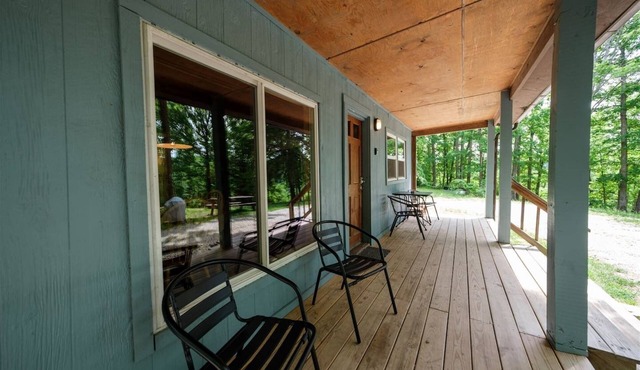 Private Getaway: 3BR w/Hot Tub in Stanton