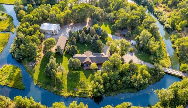 Private Island, FirePit, HotTub, Arcade, AC, Dogs! in Rigby