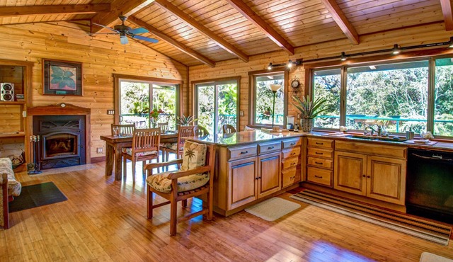 Private,Luxury, Hot Tub ,Sauna fireplace, walking trails