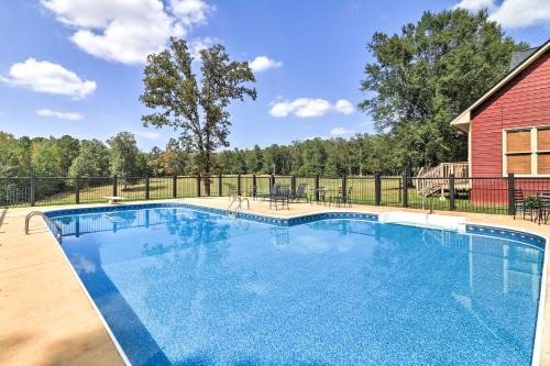 Private Pool & Deck: Quiet Countryside Escape in Hamilton