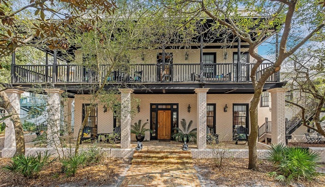 Private pool, sleeps 14. Short 5 min. walk to beach. in Rosemary Beach