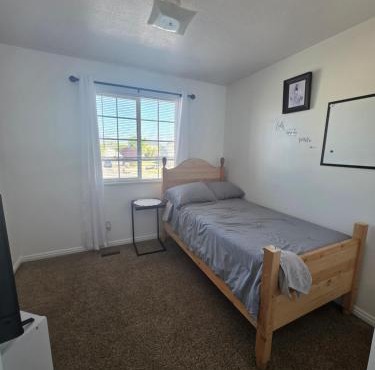 Private Room 12 min from the SLC Airport in Magna
