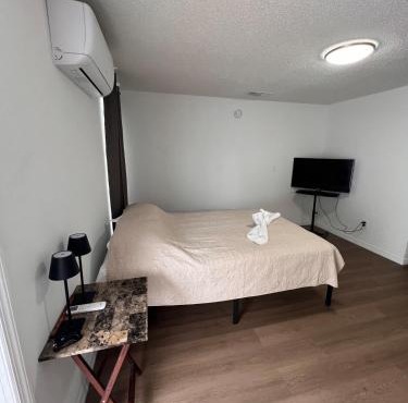 Private Studio Suite with Independent Entrance & Parking in Tampa