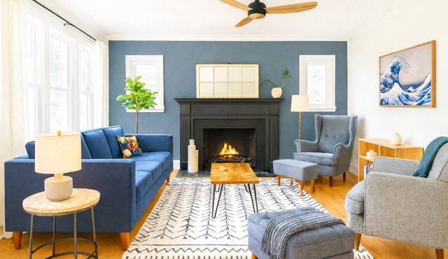 Prof's Riverside Haven Art, Hot Tub, Sleeps 10 in South Bend