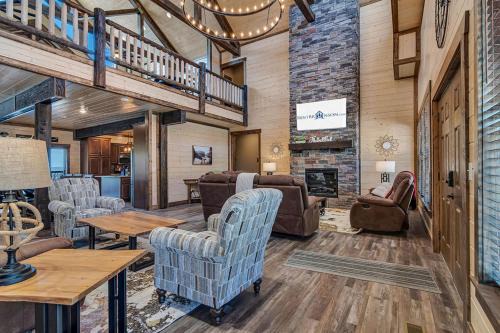 Pvt Indoor Pool-Basketball Court-Theatre Room & Hot Tub-Games-Sleeps 46-Table Rock View-Free Tickets in Branson