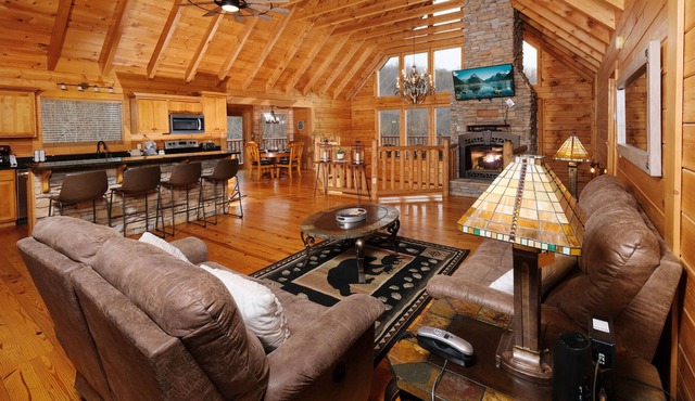 Queen of Dreams | Hot Tub, Jetted Tub, Pool Table and Arcade Games