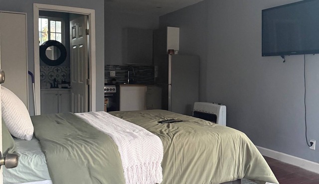Quiet, Charming LA Back house — Minutes from SOFI, the Forum & the Beach in Los Angeles