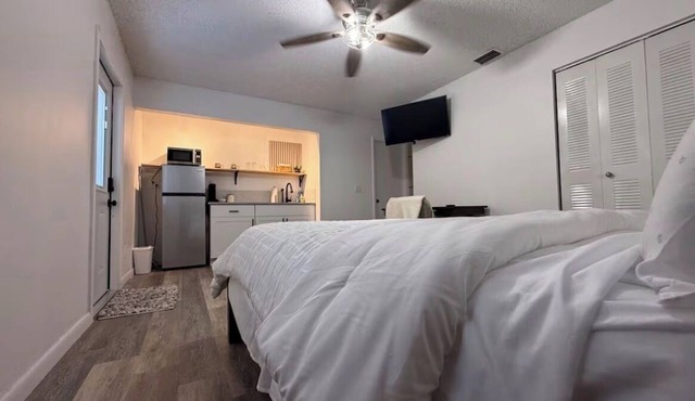Quiet studio w private outdoor area close to major amenities in Sunrise