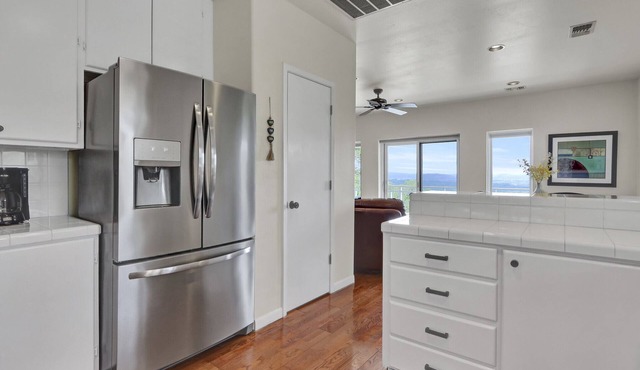 Recently Renovated, Secluded Spot for a romantic rendezvous! Hot Tub, Fire pit