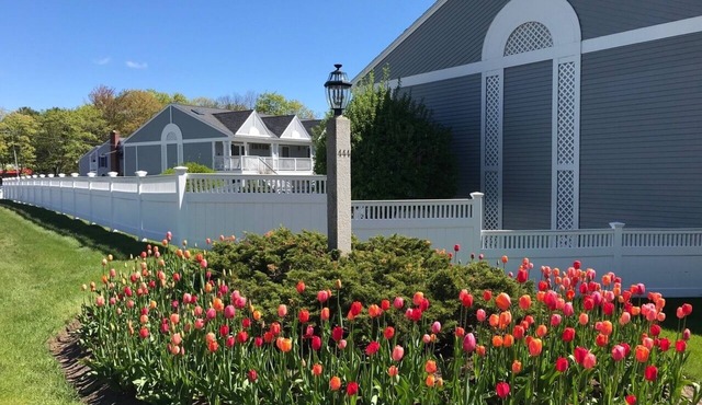 Relax and get away! Beautiful upscale condo with pool near OGT Village and Beach in Ogunquit