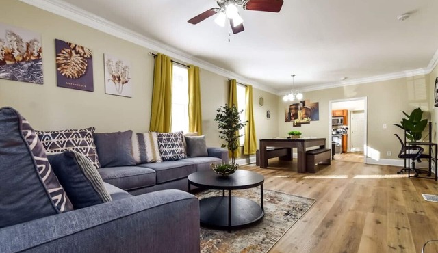 Renovated Home with Front Porch, Back Deck, Pool Table, Desk, PetFriendly in Atlanta