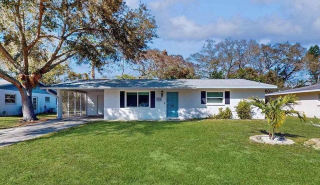 Renovated retreat - dog-friendly yard, AC & WD - snowbirds welcome in Sarasota