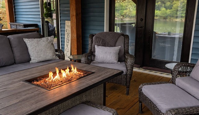 River Cottage w 2 Story covered deck w/2 firepits, Coffee bar & outdoor TV area in Franklin