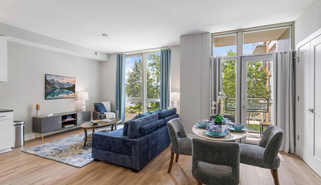 Riverfront condo 2BR 2BA, near NDU, w/roof deck & pkg in Washington