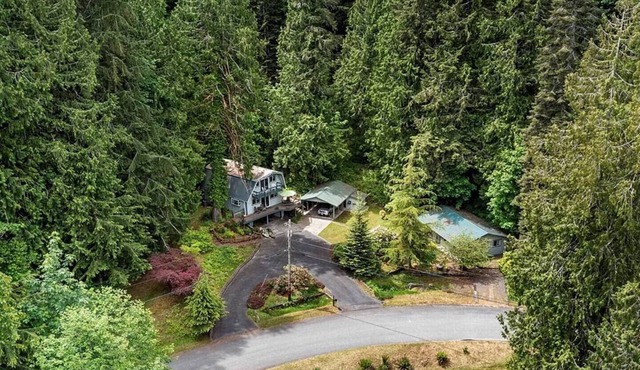 Riverside luxury, with a hot tub, in the woods. in Brinnon