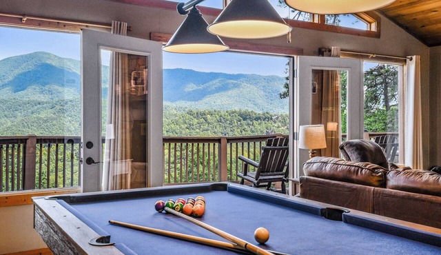 Roundtop Mountain Ridge Cabin-Spacious 3 bedroom/Separate living spaces/Mtn View