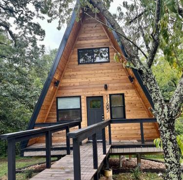 Running Spring Retreat-Cozy Forest A-Frame near Bentonville in Rogers