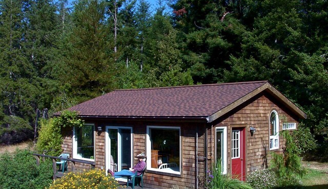 Rural Vacation Cottage near the Coast and the Town of Albion in Northern California in Albion