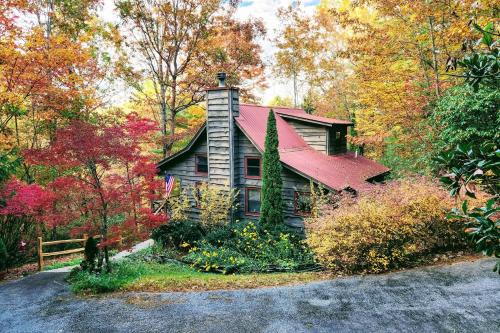 Rustic Cabin w/Porches: 8 Mi to Tallulah Gorge! in Tiger