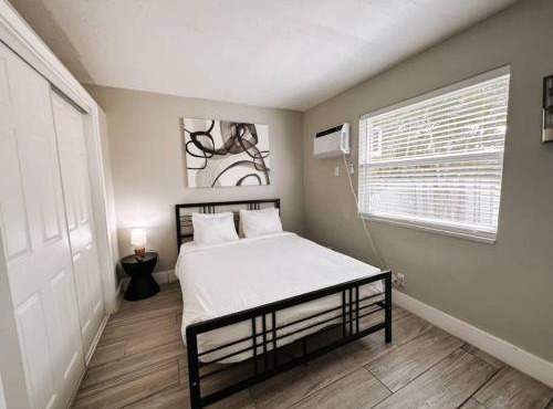 Rustic Retreats Cozy 1BR For 4 Guests Minutes From Las Olas in Fort Lauderdale