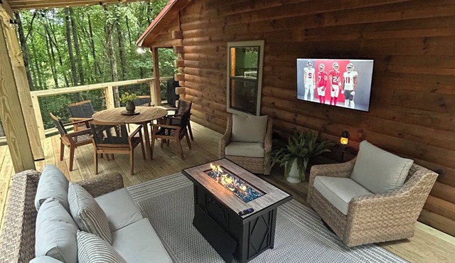 Rustic Ridge- A cozy 2-bedroom+loft cabin outside Elijay w/hottub, firepit. in Ellijay