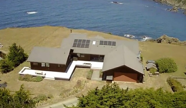 Sanctuary By the Sea-Dramatic Oceanfront with Hot Tub