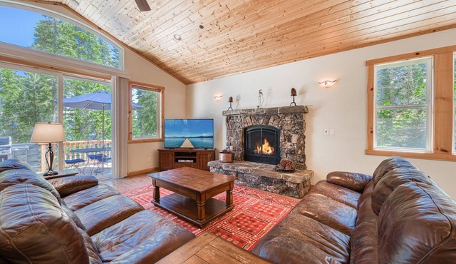 Sans Souci Terrace - West Shore - 4 BR - One block from Lake! in Homewood