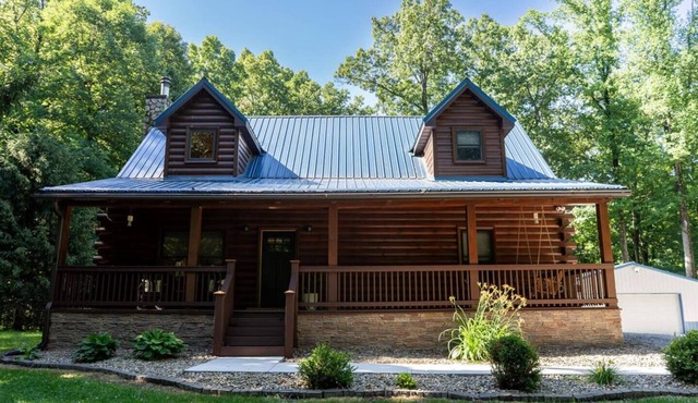 Secluded log home! The Falcone Lodge in Marshall