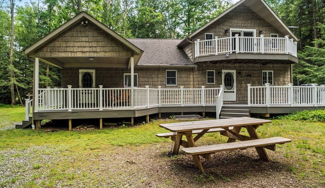 Serene 4-bedroom cabin with AC in charming Clarington