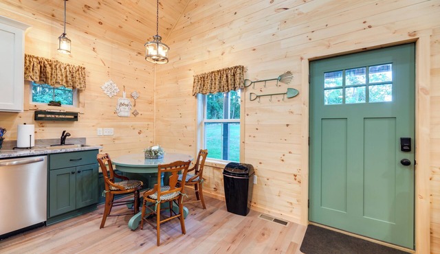 Serene Kentucky Cabin w/Fireplace + Fire Pit! in Williamstown