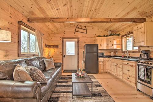 Serene Views: Quiet Farmhouse Cabin in Wisconsin!