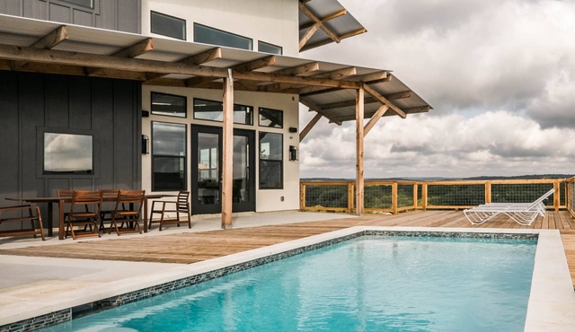 SKYHOUSE Guadalupe: Cliffside Pool Above the River in New Braunfels