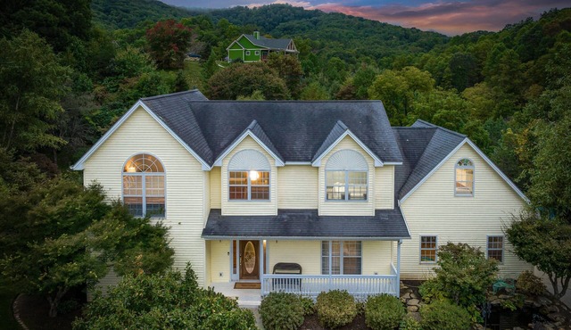 Sleeps 12 ~ Pool~Sauna~Gazebo~Hot Tub, 18 Minute to Downtown Asheville!