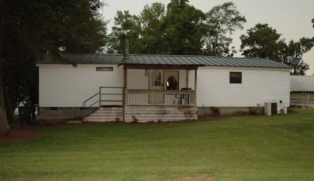 Sleeps 8, 3 bed 2 full bath with queen sleeper sofa. in Georgetown