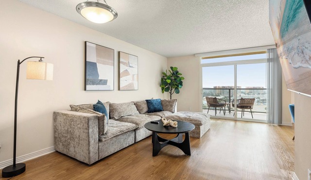 Smoky Quartz' Beachfront Full Marina View Walk to Venice Boardwalk Pool, Gym