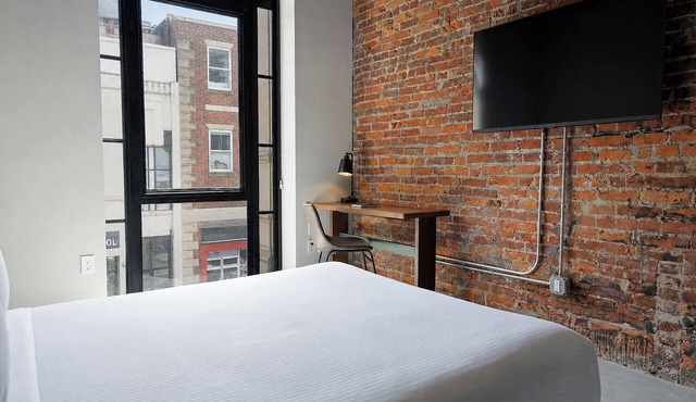 Sosuite - Accessible Queen Room w Desk in Philadelphia