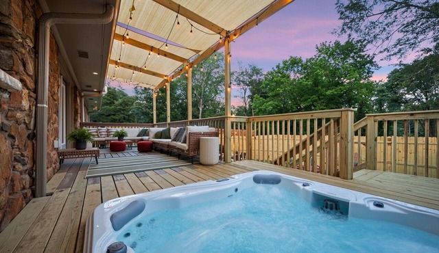 Southern Serenity – Hot Tub, Fire Pit, Speakeasy bar lounge and game room.